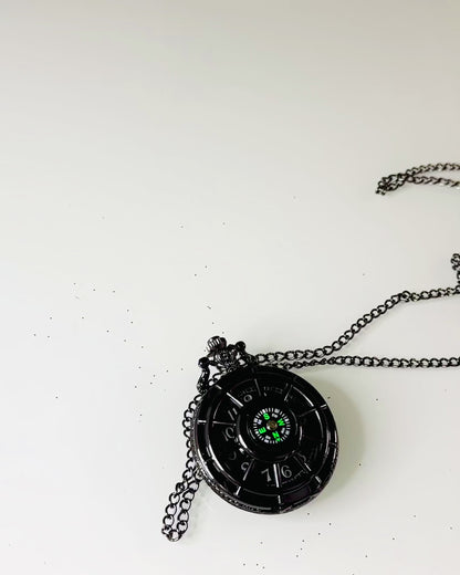 Fickur med kompass – Elegant vintage-stil hängsmycke med urholkad skelett och svart urtavla, personalisering med gravyr