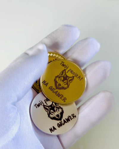 Tom Plånbok Utmaning med Möjlighet till Personlig Gravyr – Samlarobjekt, 40mm, fyra modeller