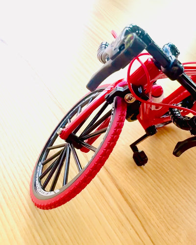 Miniatyrmodell av röd metallcykel "SpeedMaster" med personlig gravyr som present, 2 färgvarianter
