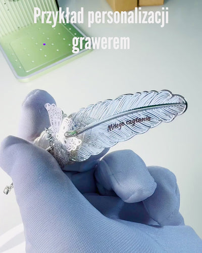 Kreativ bokmärke i retrostil med fjäder- och fjärilsmotiv – Elegant present till mamma, lärare, Reklam, Färg Silver/rosa