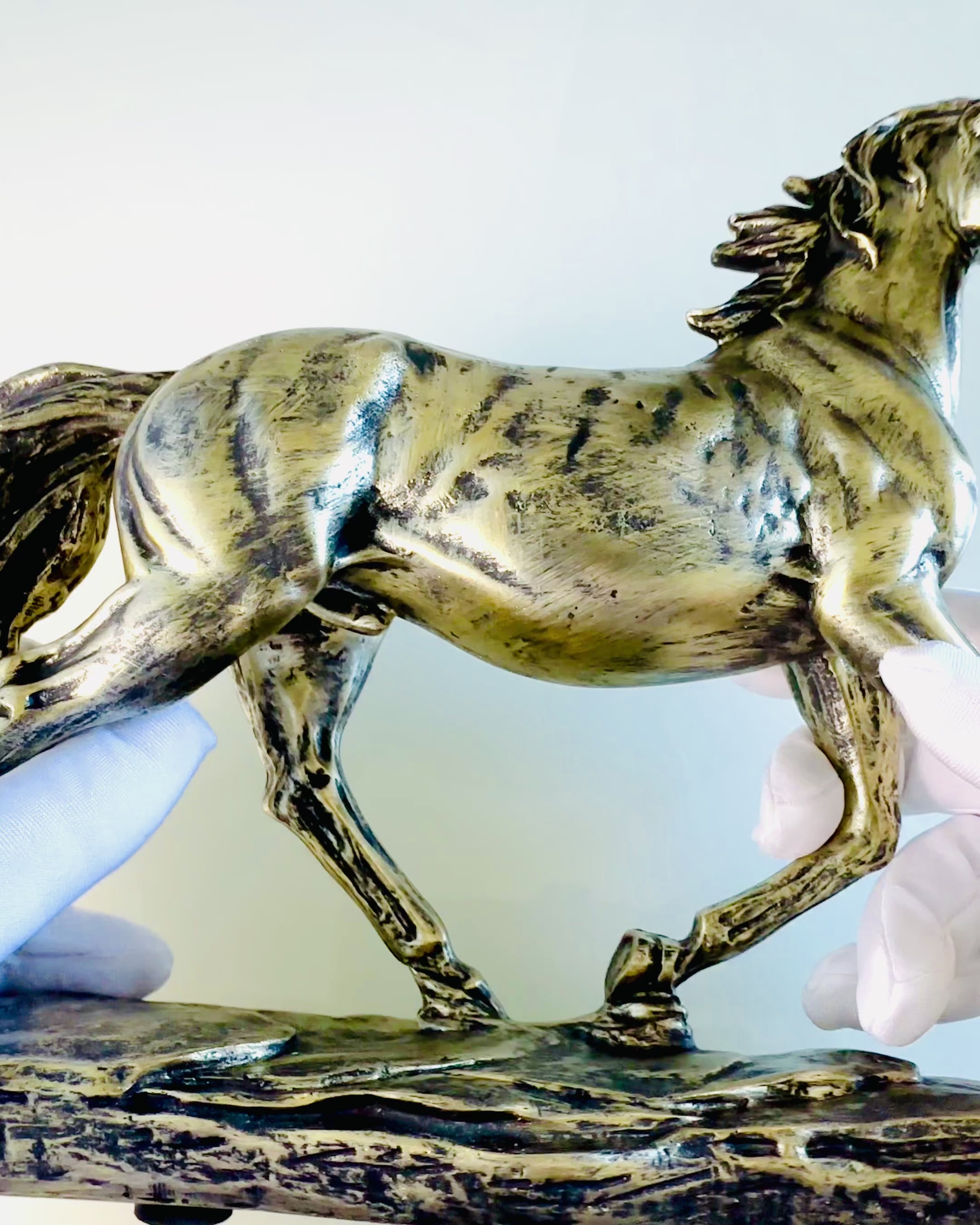 Häststatyett i galopp av harts med graveringsalternativ