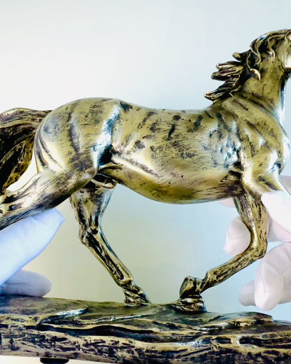 Häststatyett i galopp av harts med graveringsalternativ
