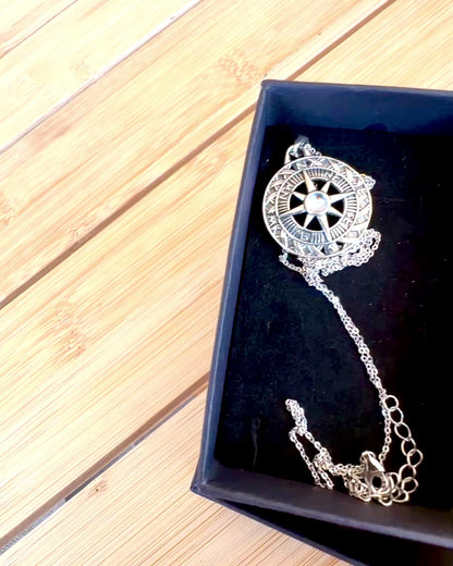 Amulett för Astral Resa – Silverhalsband med Gravyr, personalisering som present