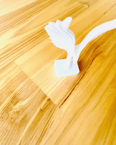 Elegant änglavingefigur 15 cm hög – "Skridskande Väktare", möjlighet till personlig gravyr som present, personalisering, 2 färgvarianter