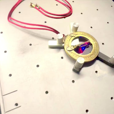Miniatyr solur H90 med astronomiska ringar, personlig gravyr, perfekt present, vinrött hänge, tillverkad av zinkaluminium och mässing, diameter 45 mm