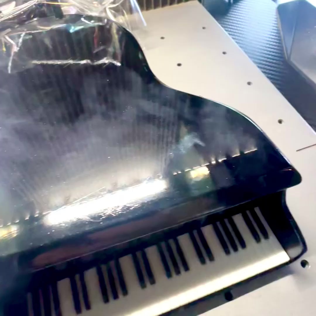 Mini piano med möjlighet till personlig gravyr, svart, handgjort i balsa, skala 1:10, perfekt present för pianister och musikälskare, höjd 8 cm