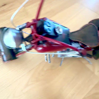 Stor metallmodell av klassisk chopper-motorcykel i rött med möjlighet till personlig gravyr