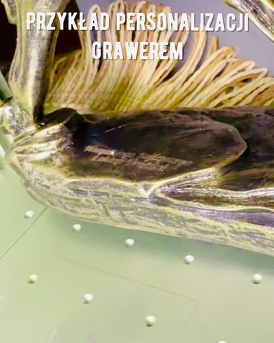 Häststatyett i galopp av harts med graveringsalternativ