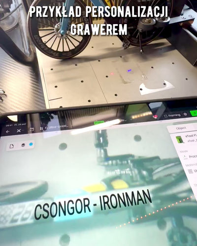 Miniatyrmodell av triathloncykel "SpeedStorm 1.2" personalisering med gravyr som present