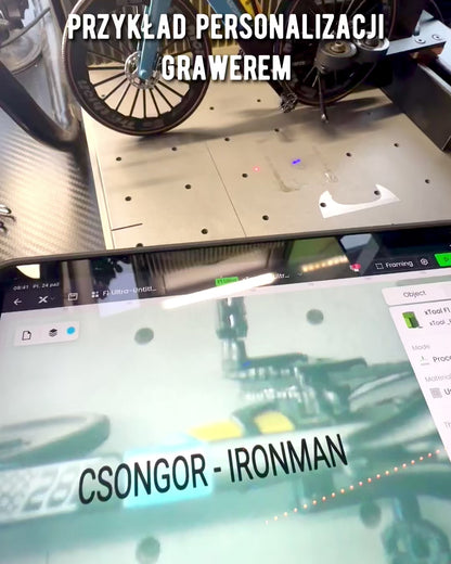 Miniatyrmodell av triathloncykel "SpeedStorm 1.2" personalisering med gravyr som present