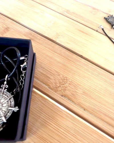 Amulett Nordens Krigare - Vikingkompass, möjlighet till personlig gravyr som present, 2 varianter att välja mellan