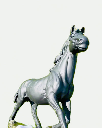 "Czarny Galop" - Elegant Hästfigur med Graveringsmöjlighet