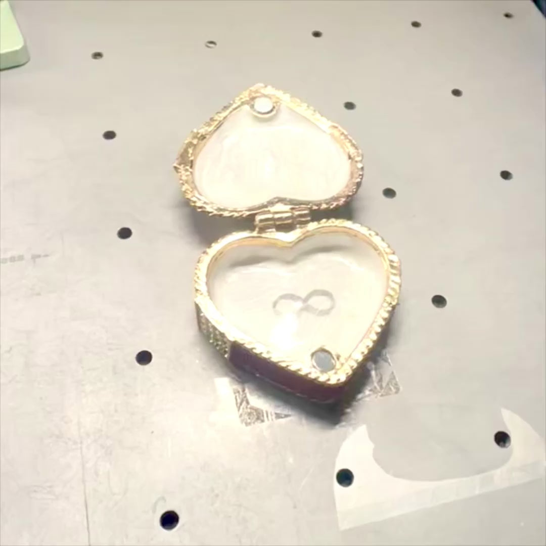 Metallask för smycken i form av ett hjärta med kristaller, röd-guld-silver, möjlighet till personlig gravyr, perfekt som romantisk present, mått 4,8 x 4 x 2,5 cm