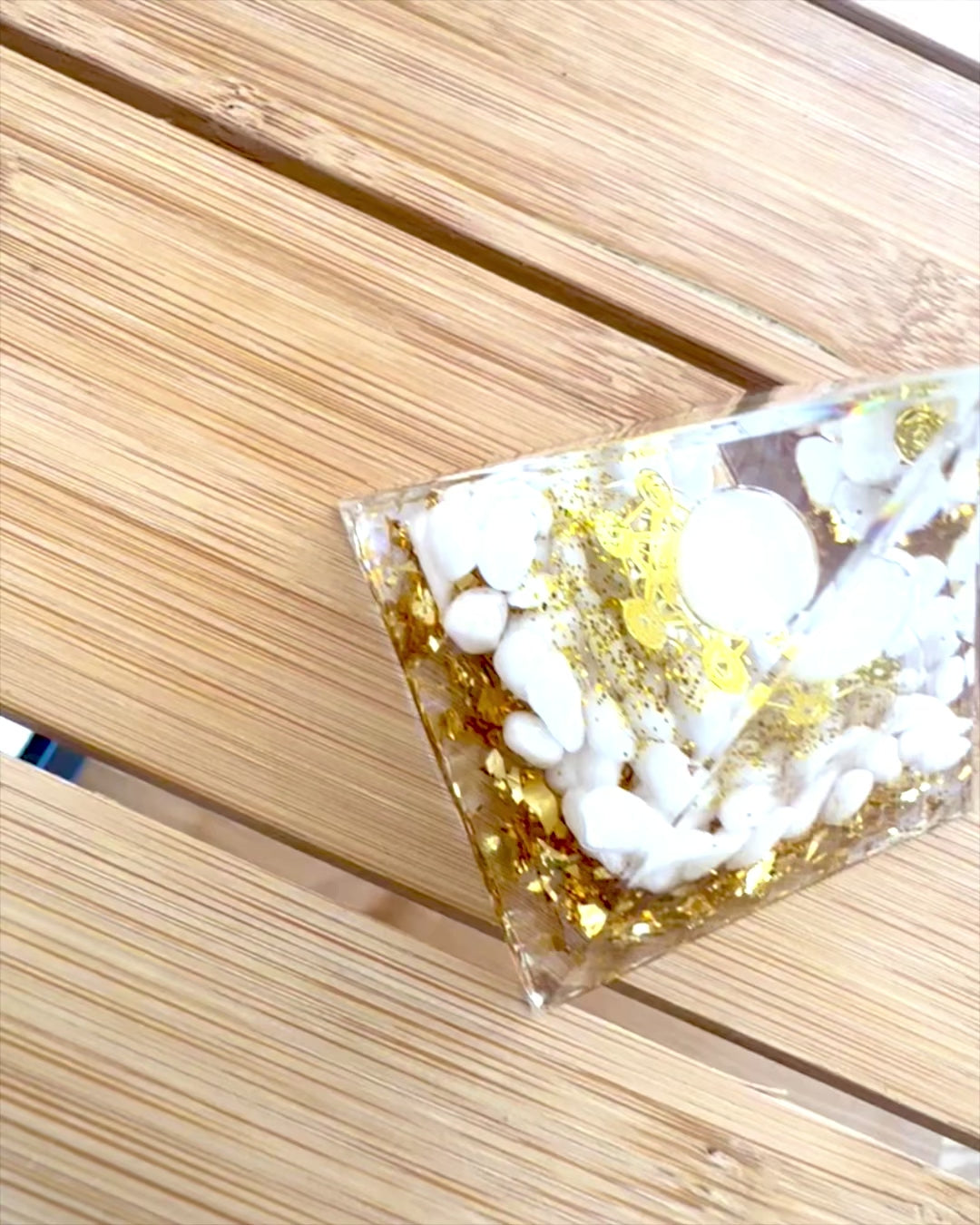Orgonitisk Energi Pyramid med Vita Stenar - "Golden Harmony", perfekt som present