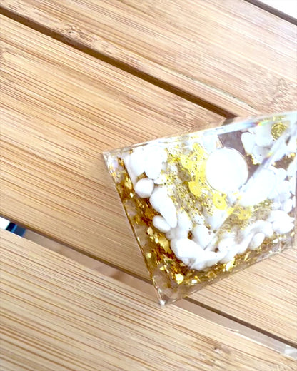 Orgonitisk Energi Pyramid med Vita Stenar - "Golden Harmony", perfekt som present