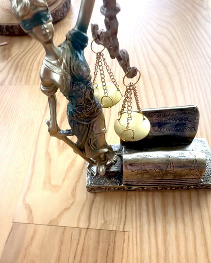 Statuett "Justicia 2" - Rättvisans Gudinna – Konstnärlig Dekoration för Hylla, Hantverk av Harts, anpassning med gravyr