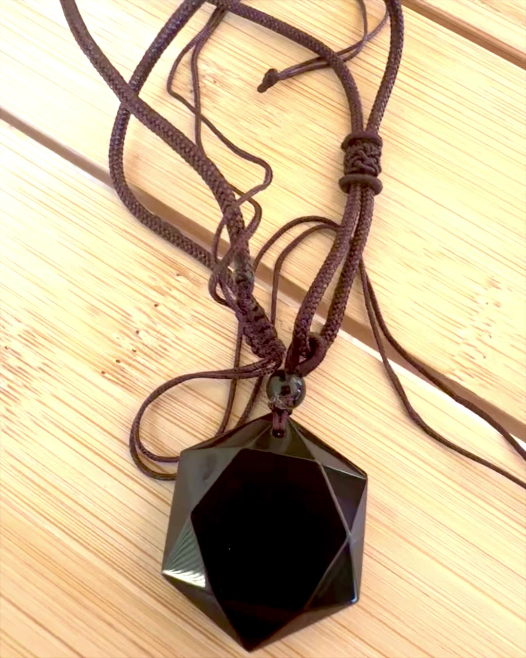 Amulett av svart obsidian "Davidsstjärna", möjlighet till personlig gravyr som present