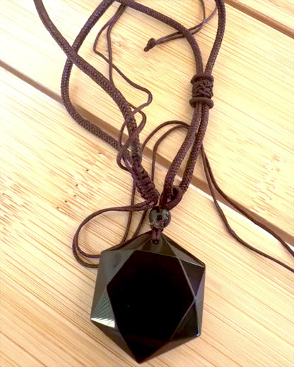Amulett av svart obsidian "Davidsstjärna", möjlighet till personlig gravyr som present