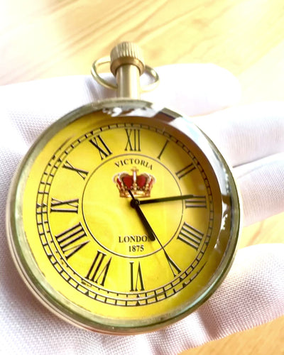 Fickur "Victoria Crown" – Mässing, Handgjord i Indien, 5 cm bred, japansk mekanism, möjlighet till personlig gravyr som present