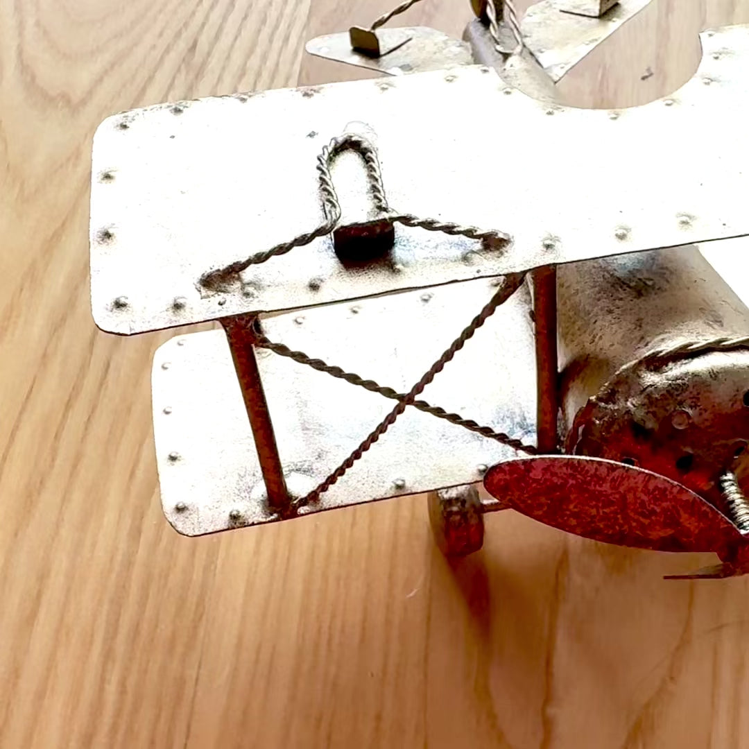 Retro dubbelvingat flygplan NC1389 i metall med möjlighet till personlig gravyr