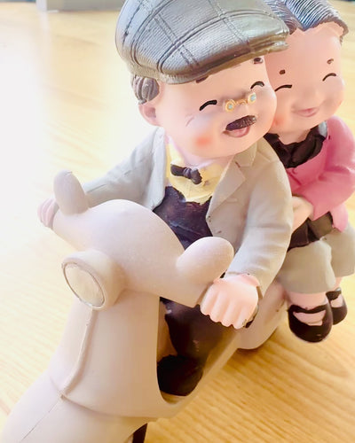 Dekorativ figur "Kärlekspar på skoter" - personalisering med gravyr som present