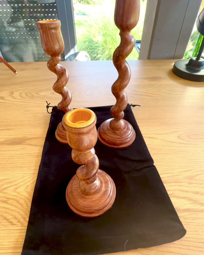 Set med 3 ljusstakar "Spiralne Ljus" 25 cm höjd, möjlighet till anpassning med gravyr som present