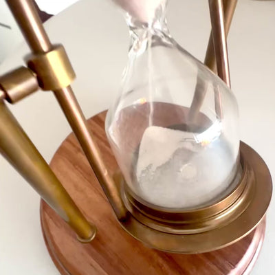 Mässingstimglas TMR-0200 på träfot med möjlighet till personlig gravyr – elegant skrivbordspresent, 20 cm hög, vit sand