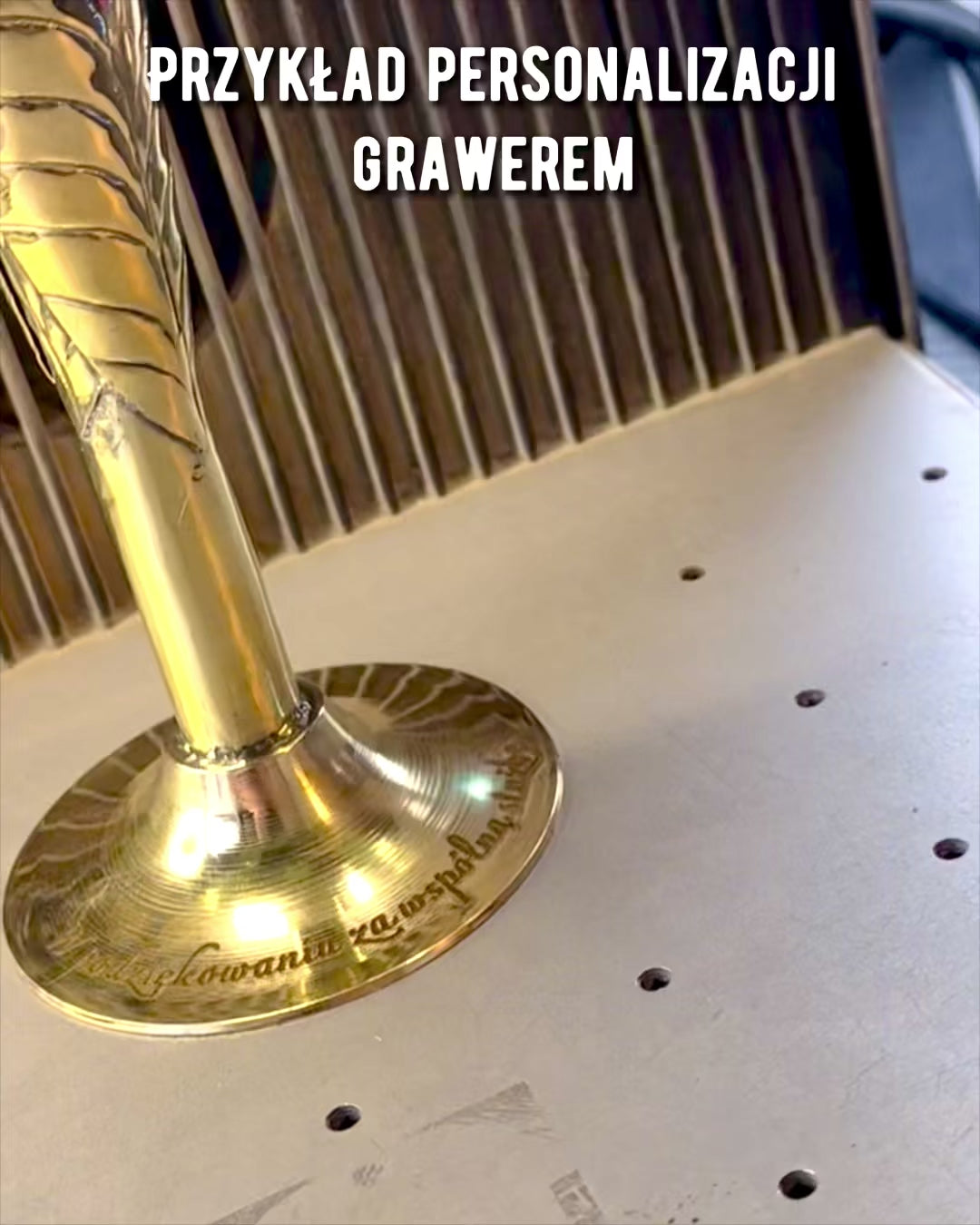 Glas ”Hantverkets Ande” av buffelhorn och mässing – handgjord i Indien, 22 cm, möjlighet till personlig gravyr som present