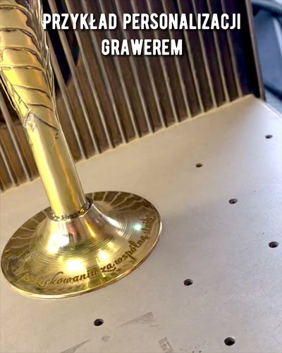 Glas ”Hantverkets Ande” av buffelhorn och mässing – handgjord i Indien, 22 cm, möjlighet till personlig gravyr som present