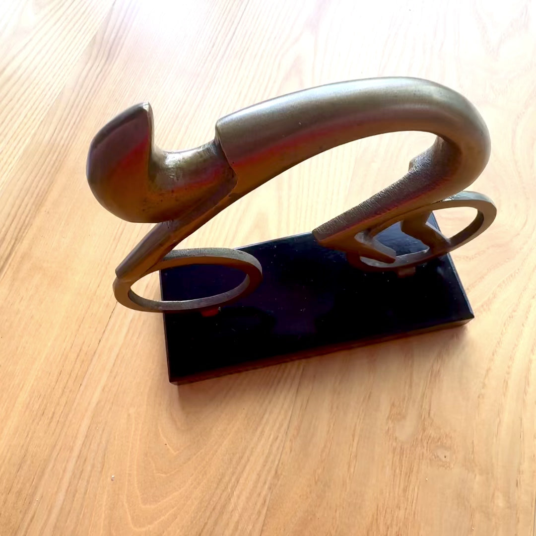 Figur av cyklist VB26/9 med gravyr - Elegant present till cyklist, höjd 18 cm, i mässing och svart, minimalistisk inredningsdekoration