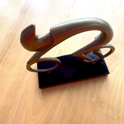 Figur av cyklist VB26/9 med gravyr - Elegant present till cyklist, höjd 18 cm, i mässing och svart, minimalistisk inredningsdekoration