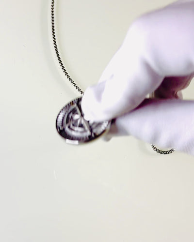 Kompasshalsband – Smidd Smycke i Rostfritt Stål för Män och Kvinnor i Två Färger, med Gravyr