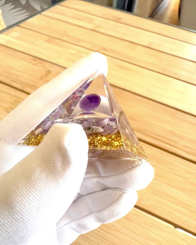 Orgonitisk energipyramid "Amethyst Star" med ametistkristaller
