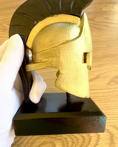 Spartanhjälm Premium – handgjord dekorativ skulptur, möjlighet till gravyranpassning som present