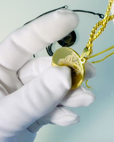 Hänge "Urban Elegance" – Rund Medaljong i Rostfritt Stål i Två Färger med Möjlighet till Personalisering