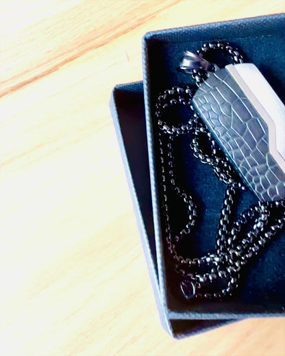 Herrhalsband Elegant Styrka - personalisering med gravyr som present