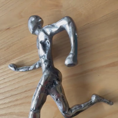 Statyett av löpare, metallfigur med gravyr