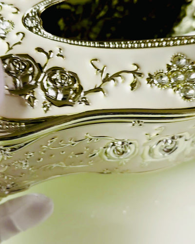 Låda för Näsdukar med Präglat Rosmönster - Elegant Inredningsdetalj, vit