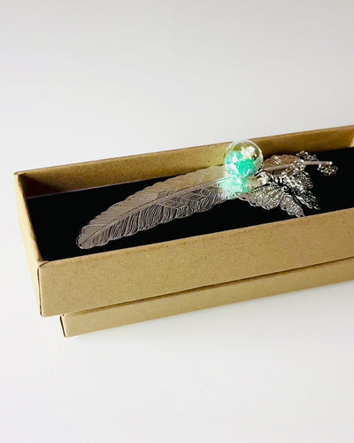 Kreativ bokmärke i retrostil med fjäder- och fjärilsmotiv – Elegant present till mamma, lärare, Reklam, Färg Silver/rosa