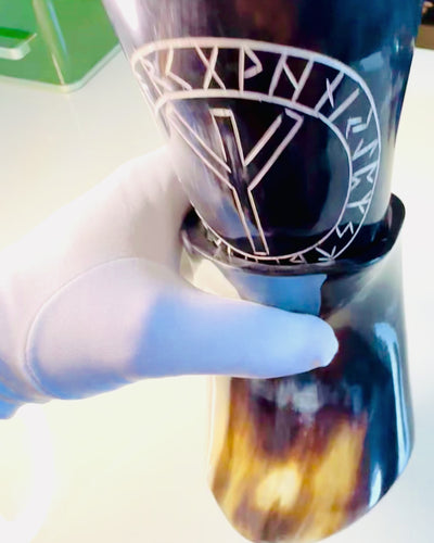 Hornmugg "Viking Valor" - Handgraverad, Premiumkvalitet - 4 varianter att välja mellan