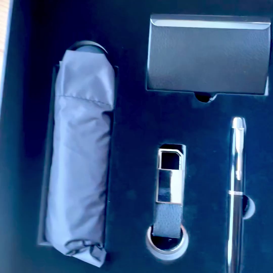 Elegant presentset Classico med personalisering - läderanteckningsbok A5, paraply, penna, visitkortshållare och nyckelring i estetisk presentask