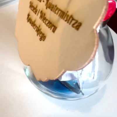 Miniatyrsegelbåt i flaska med möjlighet till personlig gravyr – klassisk maritim dekoration som present, 10 x 10 x 11 cm