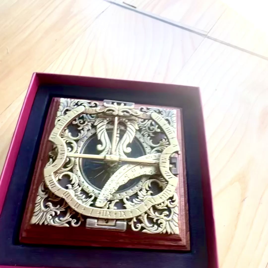Mässingssolur Habsburg H30 med möjlighet till personlig gravyr, perfekt som present, i elegant augsburgstil, höjd 10 cm, på träbas