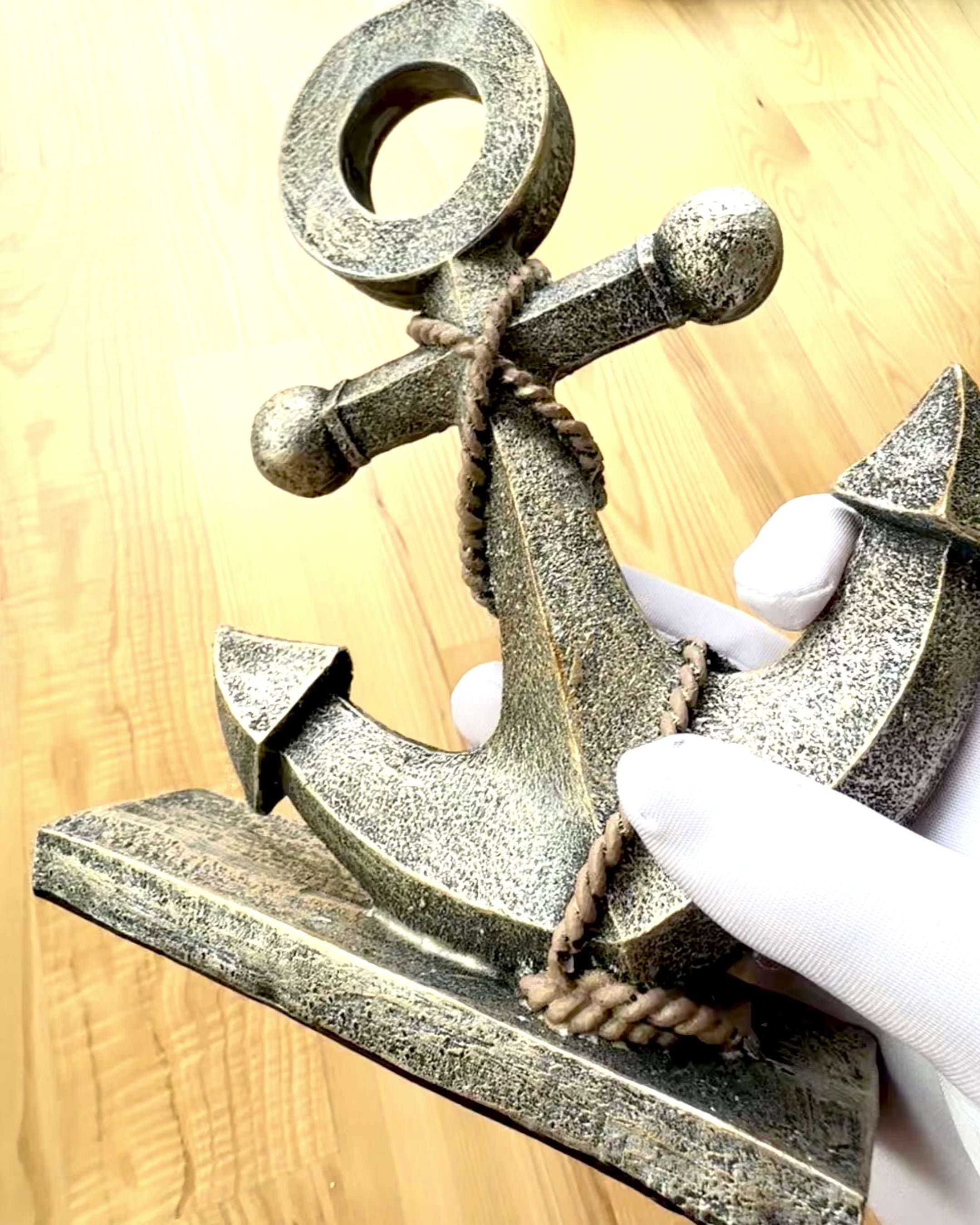 Rustik Skulptur av Ankare i Resin - "Havslegend", anpassning av ankare med gravyr