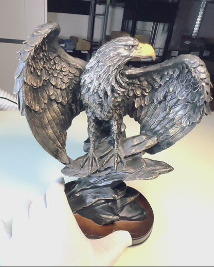 Dekorativ Statuett "Flygande Örn" – Majestätisk Symbol för Styrka och Frihet