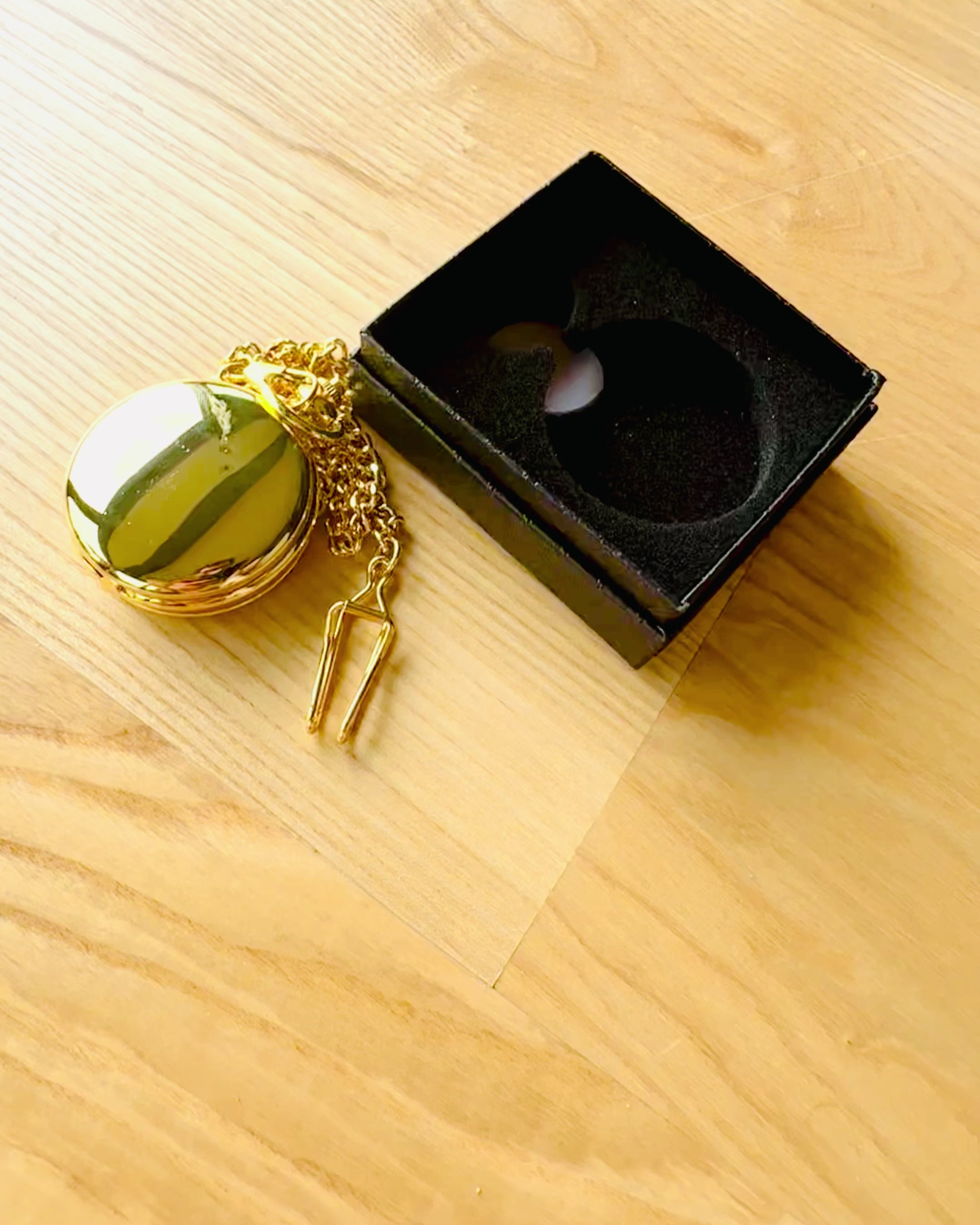 Grand Elegance Fickur med Dubbel Lock, Manuell, Guld Färg, med gravyr som present