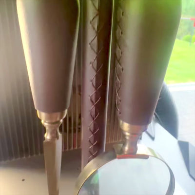 Elegant skrivbordset i mässing och läder