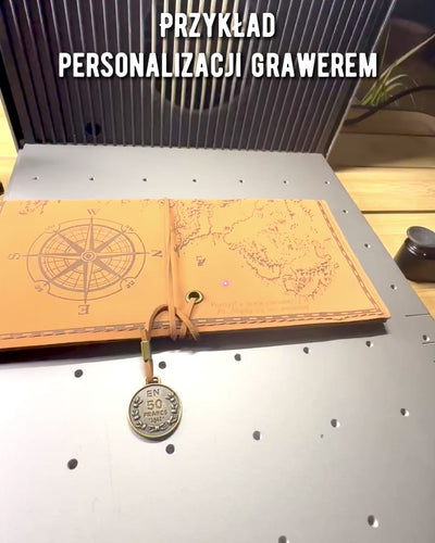 Retro Ljusbrun - matt, läder Pennfodral i Resenärsstil med Världskarta – Praktisk och Rymlig. Personalisering med gravyr.