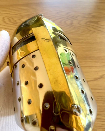 Minihjälm Riddare „Guardian” i mässing – handgjord, 12 cm, möjlighet till anpassning med gravyr som present