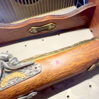 Replika av kapischonpistol från 1700-talet på stativ med möjlighet till personlig gravyr - Elegant dekorationsobjekt och perfekt present för historieälskare - Tillverkad av metall och trä, längd 38 cm